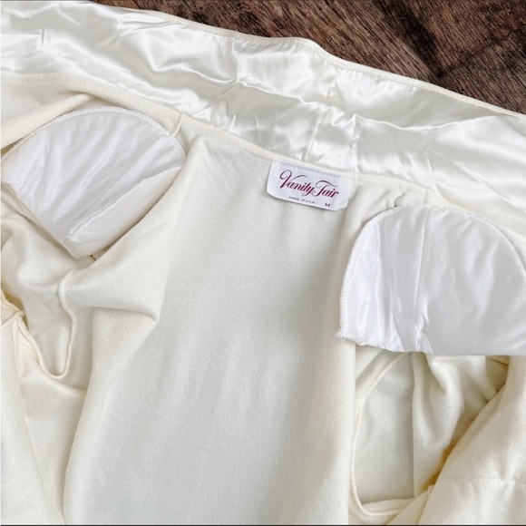 Vintage Vanity Fair Full Length Lace Embroidered Dacron /Polyester Rob NWOT - Picture 4 of 12